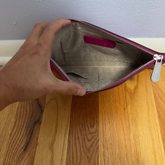 Michael kors clutch Dark pink or Fuchsia clutch has inside pockets for cards. - Picture 4 of 4